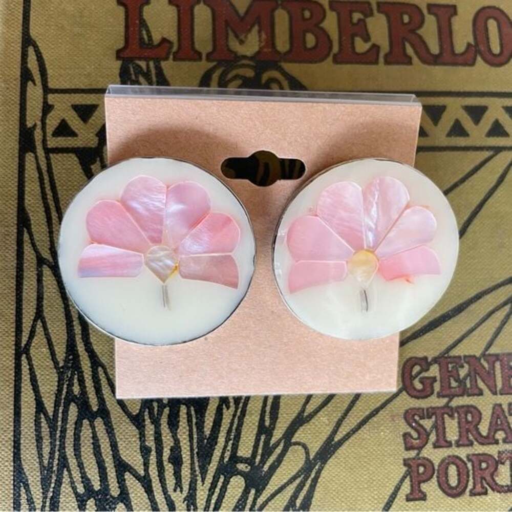 Floral Stud Earrings Mother of Pearl Silvertone 1 1/4” Diam.Beautiful Condition!